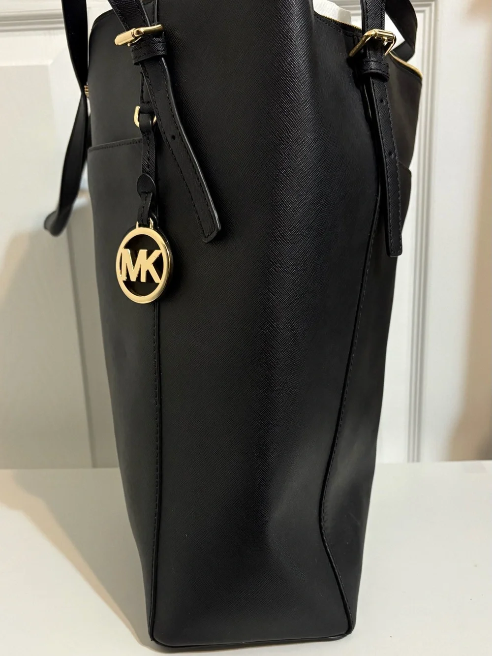 MICHAEL KORS Voyager Large Saffiano Leather Tote Bag, Black & Gold Hardware NWOT